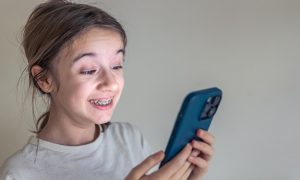 Детский маникюр: особенности ухода и безопасные материалы