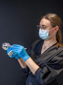 Советы по уходу за стоматологическими протезами для долгосрочного использования.